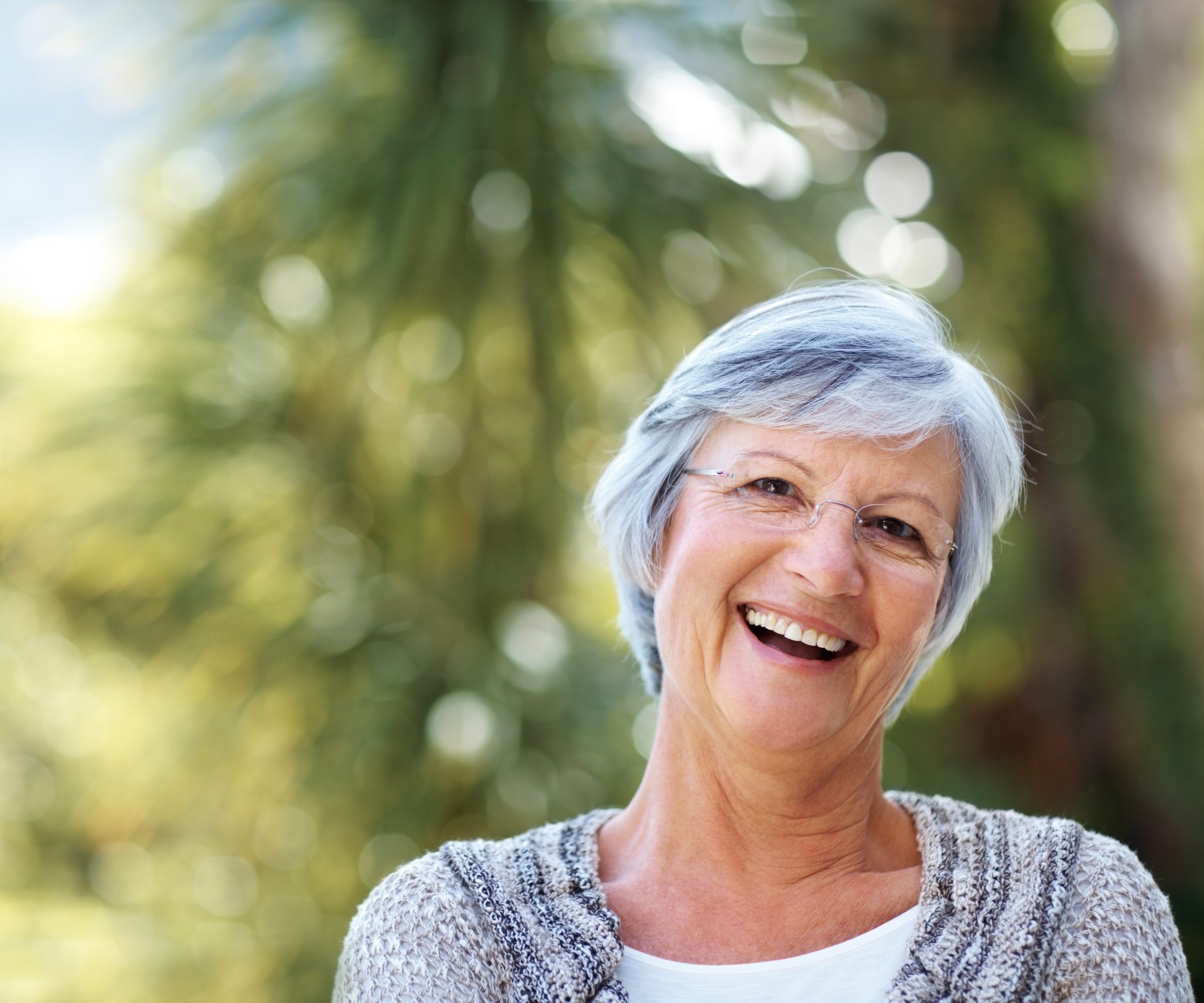 Older woman full. Улыбка пожилой женщины. Красивая пожилая женщина. Бабушка улыбается. Счастливая пожилая женщина.